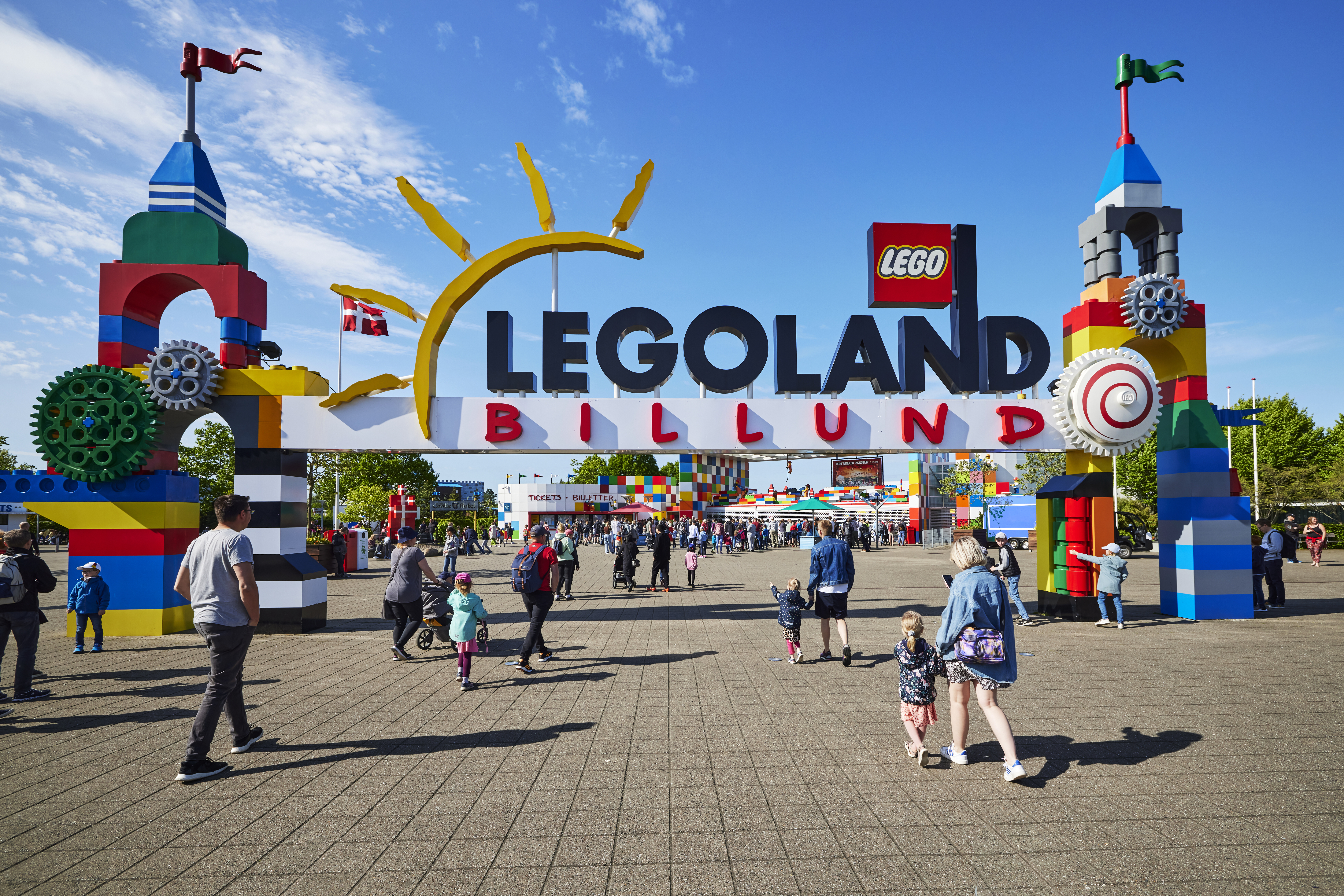 Famille jouant à Legoland Billund au Danemark